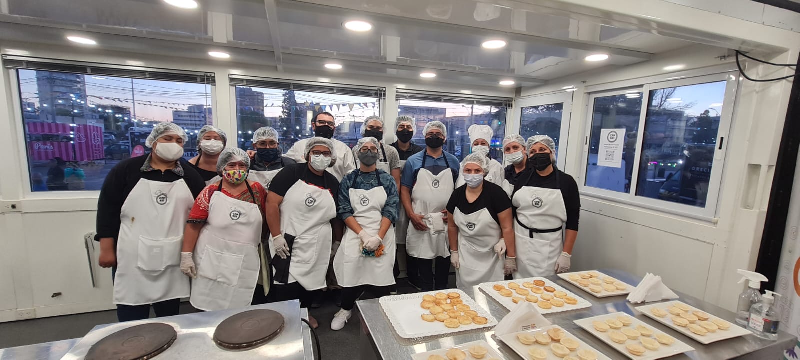 Lee más sobre el artículo Estudiantes de Gastronomía del CFP Nº 651 cocinaron para el público en un Aula Taller Móvil