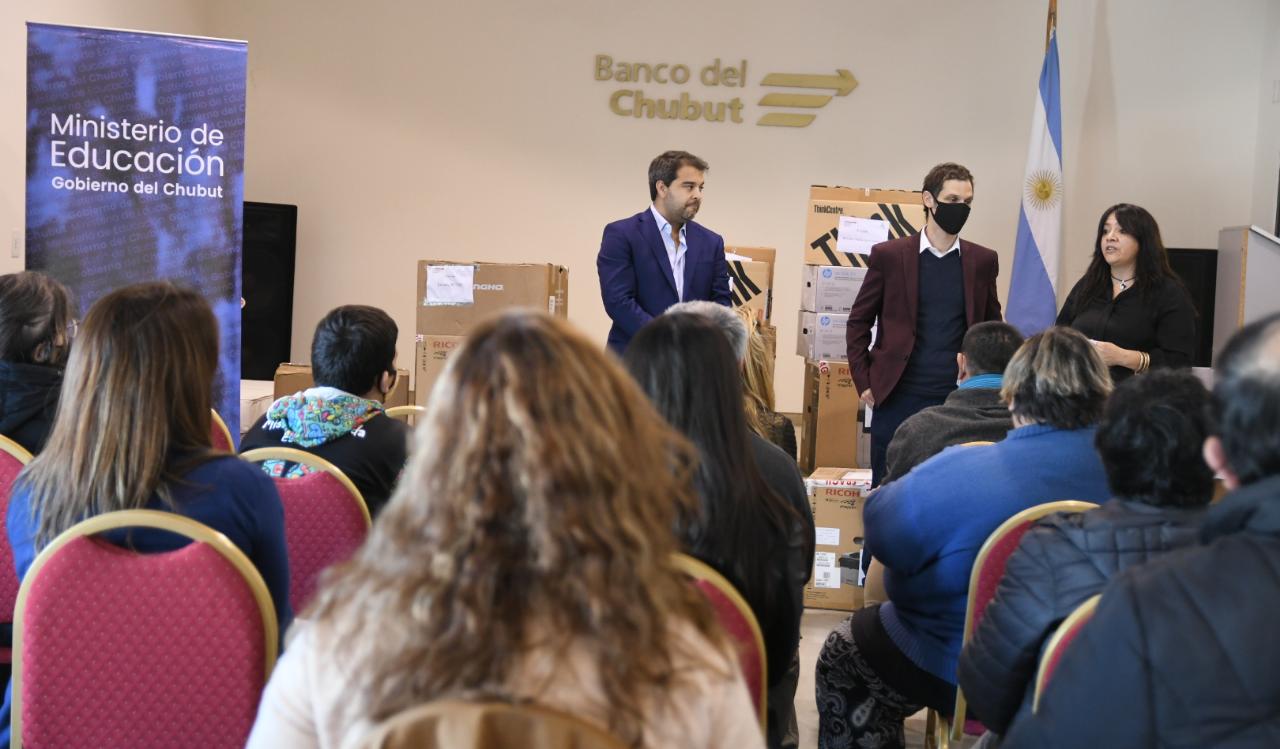 En este momento estás viendo El Gobierno del Chubut entregó equipamiento tecnológico a escuelas del Valle