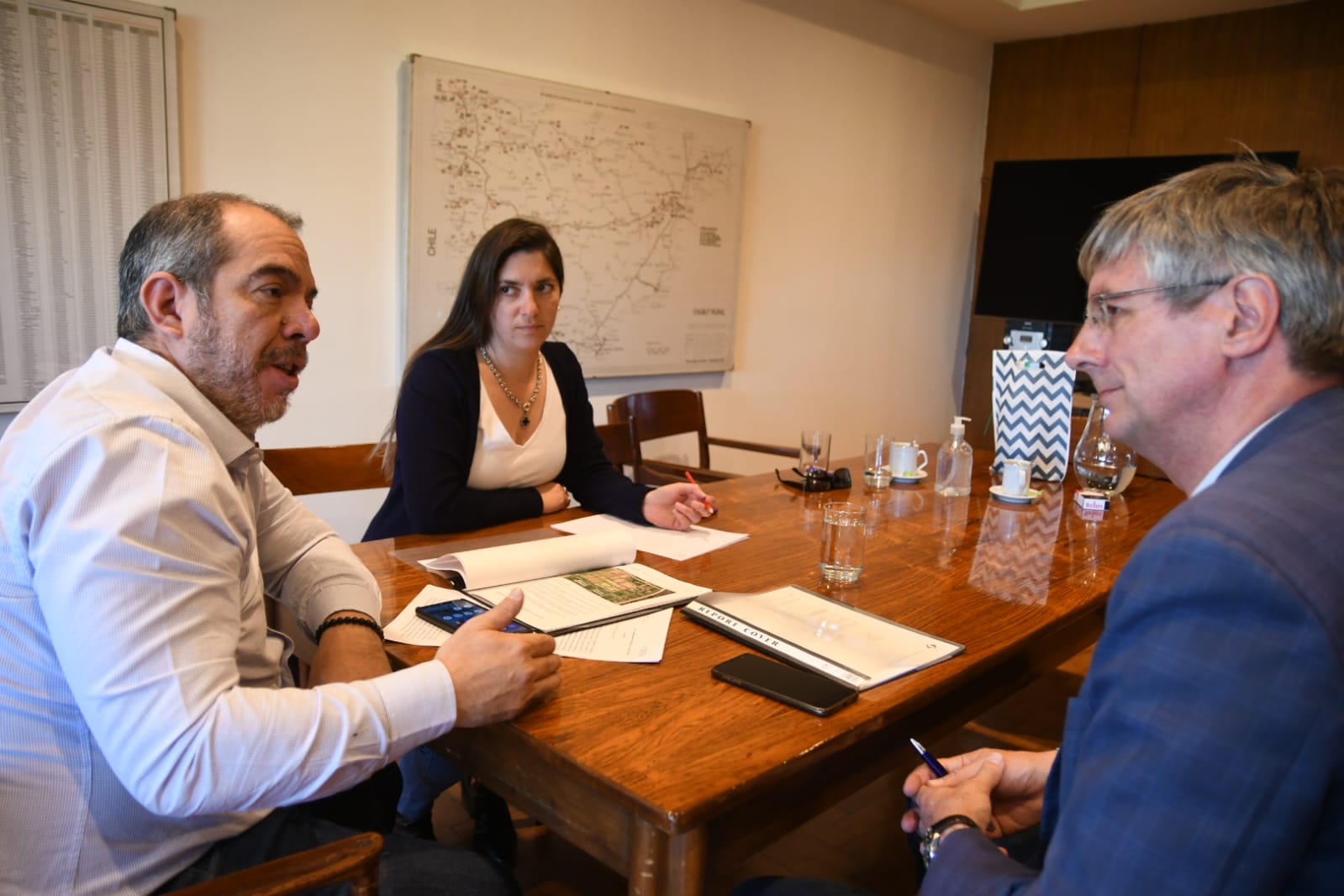 En este momento estás viendo Infraestructura escolar: El ministro Grazzini recibió al intendente de Esquel, Sergio Ongarato