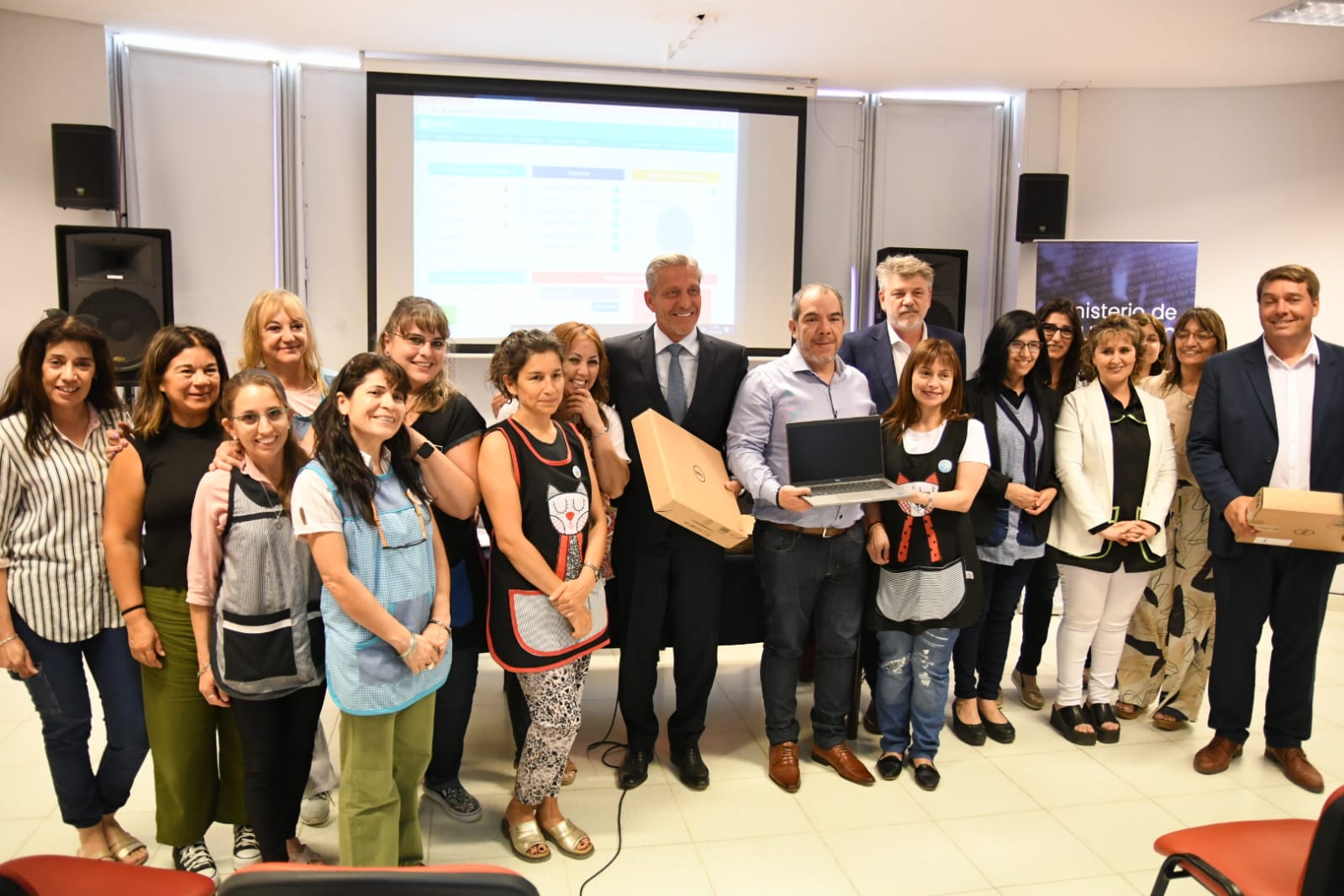 En este momento estás viendo Arcioni acompañó a directivos de Nivel Inicial que se capacitan en el nuevo Sistema de Información Digital Educativa