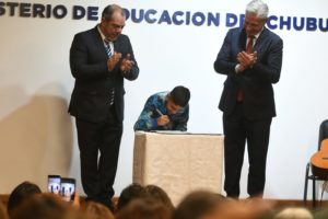 Lee más sobre el artículo Ley Thiago: Arcioni y Grazzini firmaron el proyecto para que alumnos y docentes de Chubut lleven la imagen de Malvinas en guardapolvos y uniformes