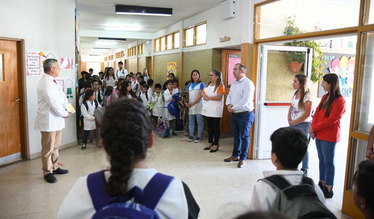 Lee más sobre el artículo El ministro Grazzini recorrió escuelas de Esquel y Trevelin