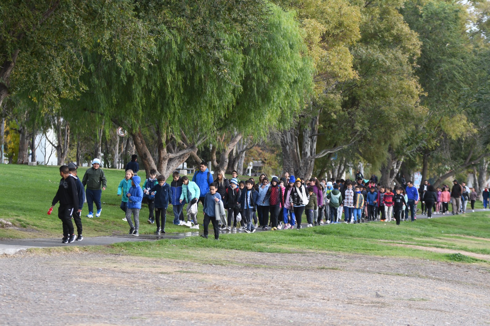 En este momento estás viendo Más de 700 estudiantes de Trelew disfrutaron de una jornada de Educación Física