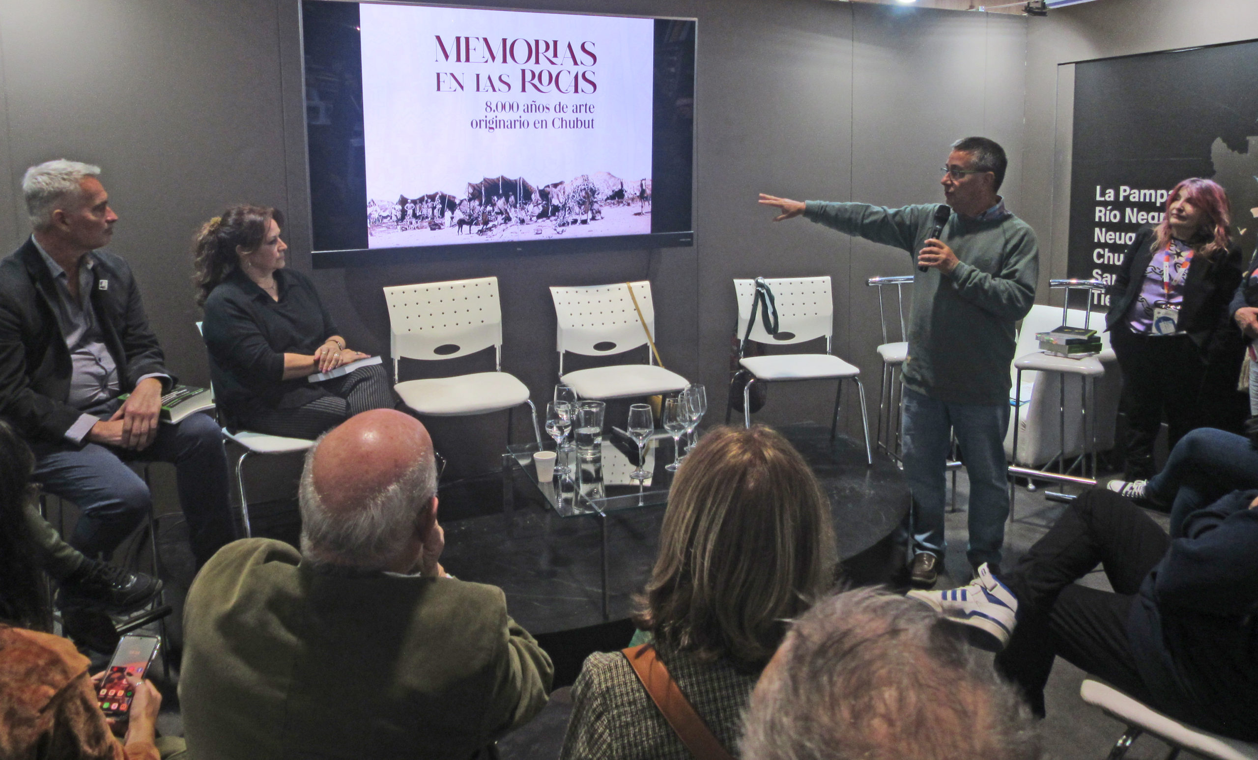 Lee más sobre el artículo Lanzamiento de “Memorias en las rocas. 8.000 años de arte originario en Chubut” en la Feria del Libro