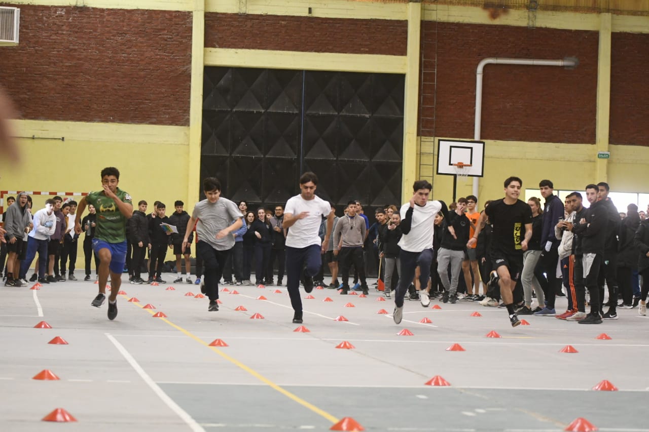 Lee más sobre el artículo Más de 200 estudiantes secundarios de Trelew realizaron jornada de Educación Física