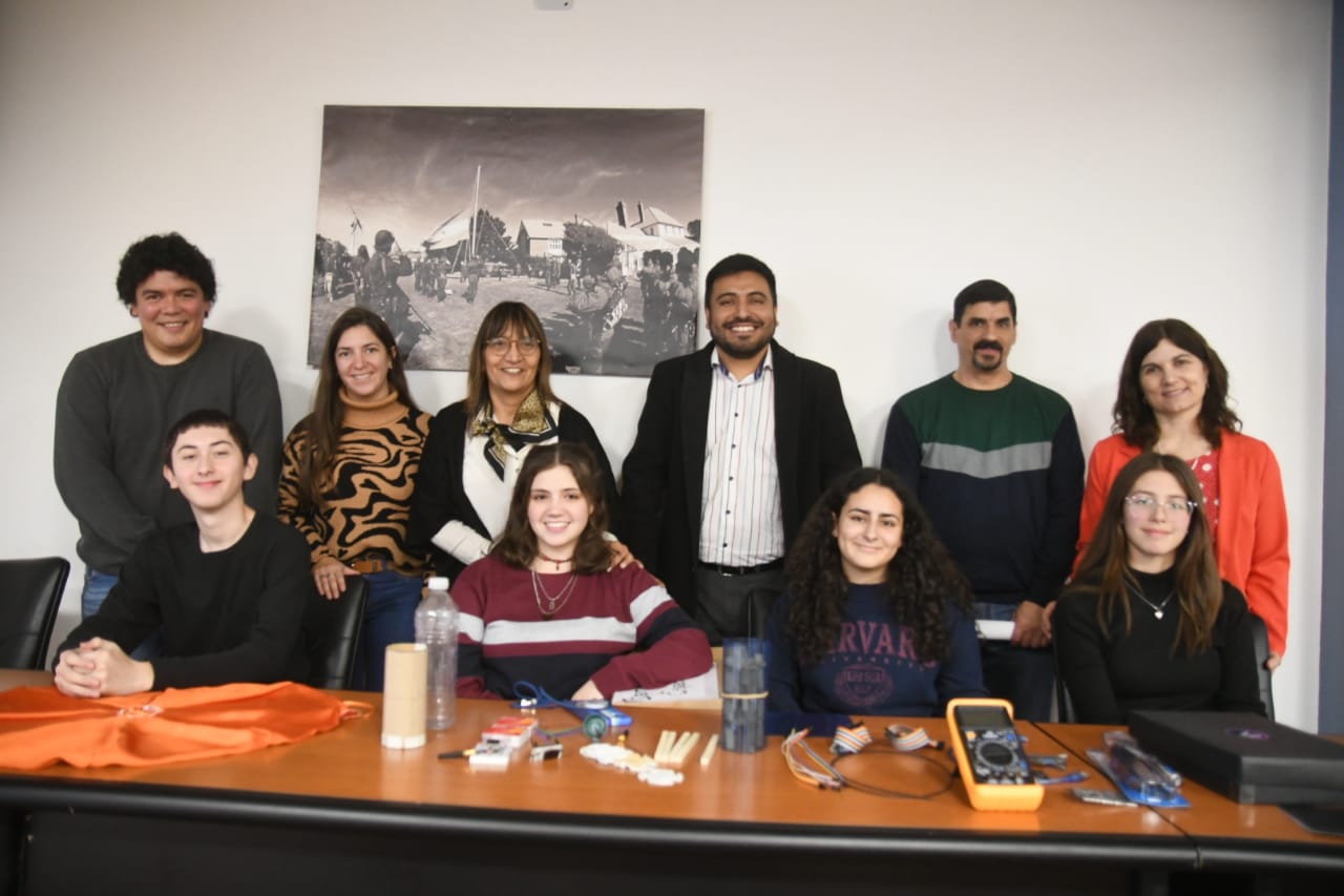 En este momento estás viendo El Ministerio de Educación aportará los materiales para la construcción del satélite de los estudiantes de la Escuela 776